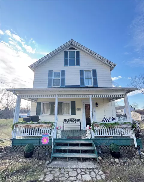 1047 Howell Ave, East Palestine, OH 44413