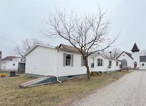 527 W 3rd St, Uhrichsville, OH 44683