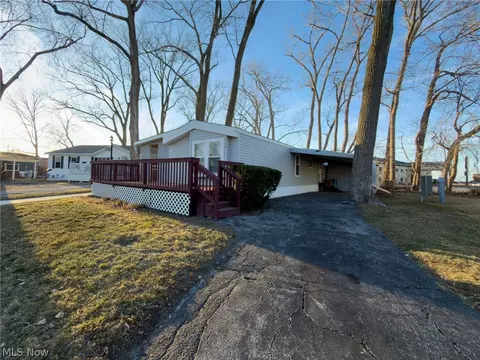 118 Driftwood Dr, Port Clinton, OH 43452