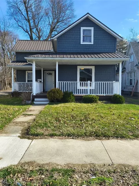 435 Fair Ave NE, New Philadelphia, OH 44663