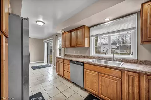 Kitchen - 337 University Ave, Elyria, OH 44035 photo 4 of 5