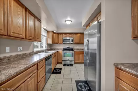 Kitchen - 337 University Ave, Elyria, OH 44035 photo 3 of 5