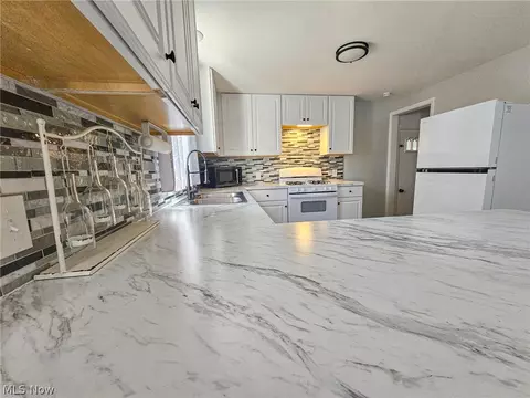 Kitchen - 1054 Runge Ave, Struthers, OH 44471 photo 5 of 6