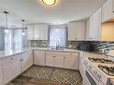 Kitchen - 1054 Runge Ave, Struthers, OH 44471 photo 3 of 6