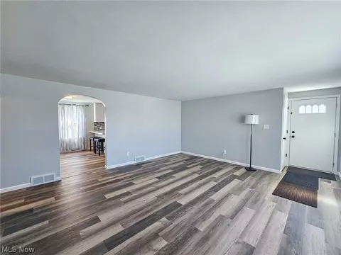 Living - 1054 Runge Ave, Struthers, OH 44471 photo 3 of 4