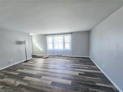 Living - 1054 Runge Ave, Struthers, OH 44471 photo 2 of 4