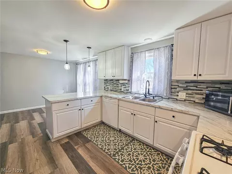 Kitchen - 1054 Runge Ave, Struthers, OH 44471 photo 4 of 6