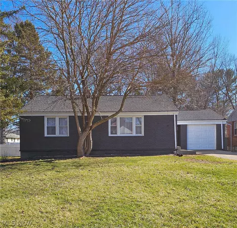 1054 Runge Ave, Struthers, OH 44471
