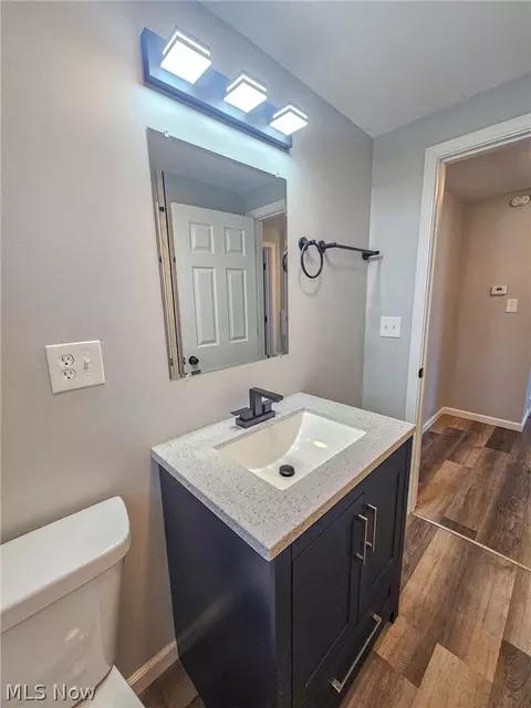 Bath - 1054 Runge Ave, Struthers, OH 44471 photo 2 of 3