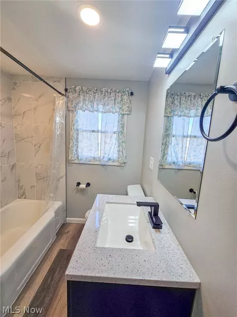 Bath - 1054 Runge Ave, Struthers, OH 44471 photo 1 of 3