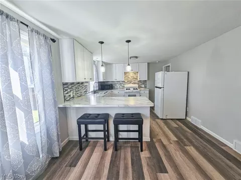 Kitchen - 1054 Runge Ave, Struthers, OH 44471 photo 1 of 6