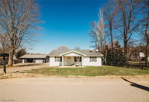 901 56th St, Vienna, WV 26105