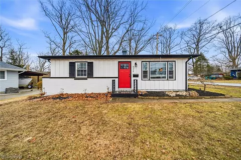 8324 Harbor Dr, Mentor, OH 44060