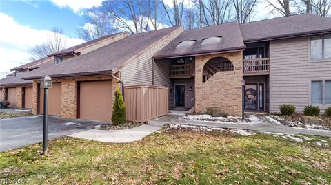 4464 Willowcreek Dr, Howland, OH 44484