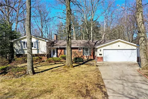9 Hillside Dr, Girard, OH 44420