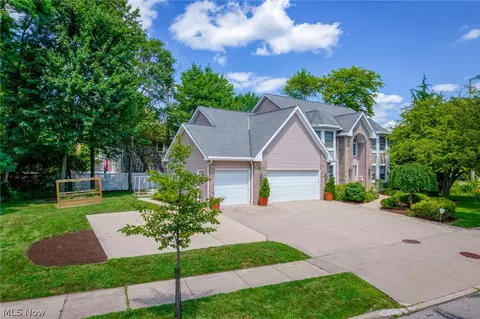 25471 Hilltop Dr, Beachwood, OH 44122