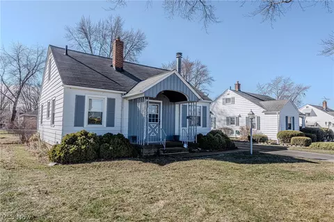 Exterior - 463 Poplar St, Elyria, OH 44035 photo 5 of 7