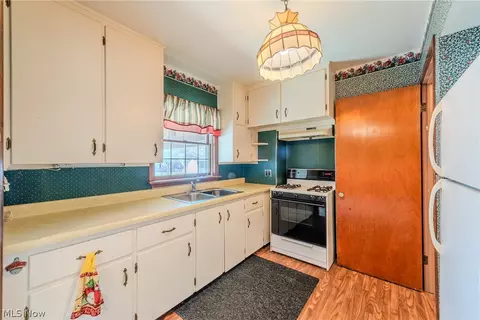 Kitchen - 463 Poplar St, Elyria, OH 44035 photo 2 of 2