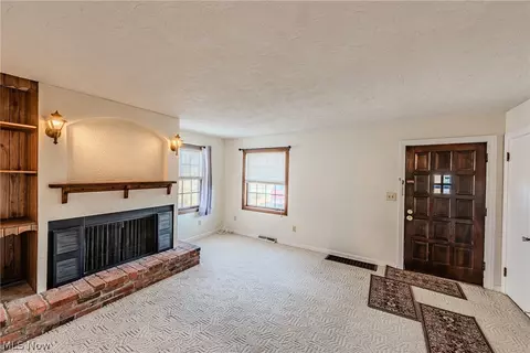 Living - 463 Poplar St, Elyria, OH 44035 photo 1 of 2