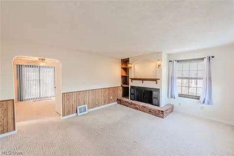 Living - 463 Poplar St, Elyria, OH 44035 photo 2 of 2