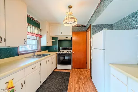 Kitchen - 463 Poplar St, Elyria, OH 44035 photo 1 of 2