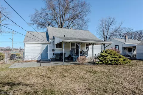 Exterior - 463 Poplar St, Elyria, OH 44035 photo 6 of 7