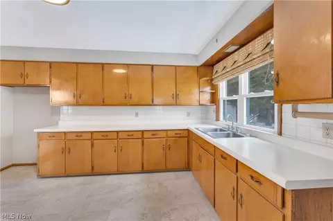Kitchen - 31 Eve Dr, Struthers, OH 44471 photo 1 of 3