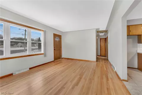 Living - 31 Eve Dr, Struthers, OH 44471 photo 2 of 3