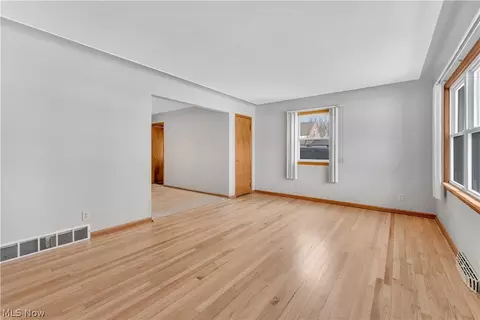 Living - 31 Eve Dr, Struthers, OH 44471 photo 1 of 3