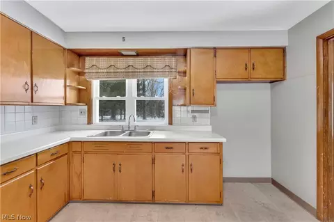 Kitchen - 31 Eve Dr, Struthers, OH 44471 photo 3 of 3