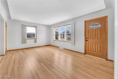 Living - 31 Eve Dr, Struthers, OH 44471 photo 3 of 3