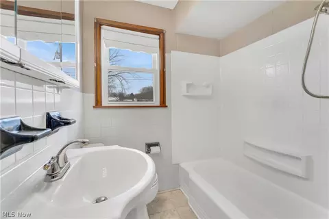 Bath - 31 Eve Dr, Struthers, OH 44471 photo 1 of 1