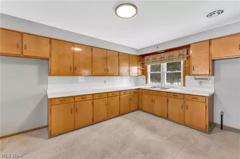 Kitchen - 31 Eve Dr, Struthers, OH 44471 photo 2 of 3