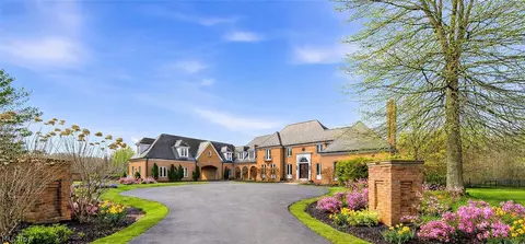 7325 Calley Ln, Novelty, OH 44072