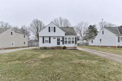 5317 Karen Isle Dr, Willoughby, OH 44094
