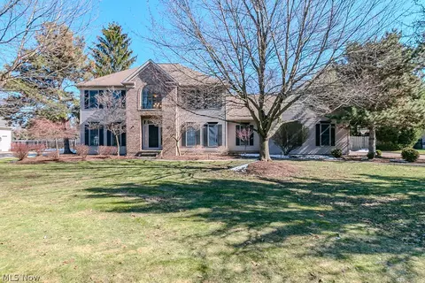 5596 Turnberry Ln, Highland Heights, OH 44143