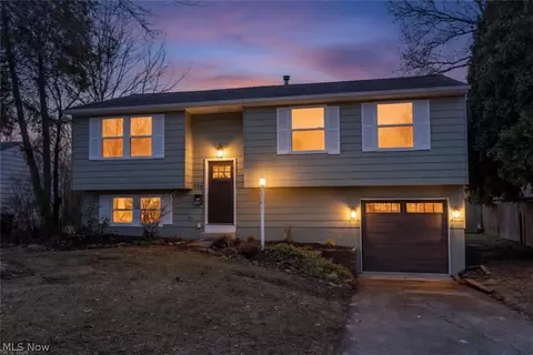350 Silver Meadows Dr, Kent, OH 44240