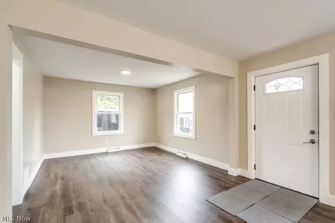 Living - 404 Union Ave, Minerva, OH 44657 photo 3 of 5