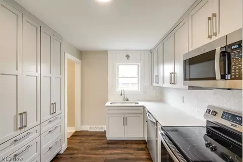 Kitchen - 404 Union Ave, Minerva, OH 44657 photo 3 of 3