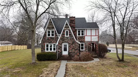 512 Clearmont Dr, Youngstown, OH 44511