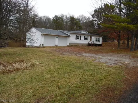 910 Lang Farm Rd, Marietta, OH 45750