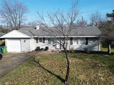9272 W Ridgewood Dr, Parma Heights, OH 44130