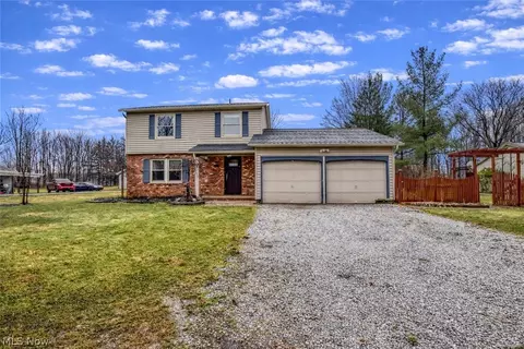 7857 Lester Dr, Leroy, OH 44077
