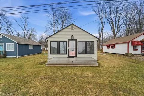 5 Stones Long Beach Dr, Ashtabula, OH 44004