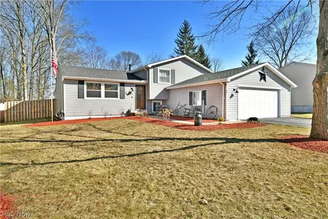 1317 Cedarwood Dr, Mineral Ridge, OH 44440