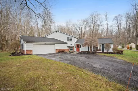 8678 Apple Hill Rd, Chagrin Falls, OH 44023