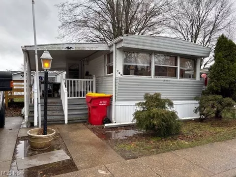 224 SE Windchaser Ln, New Philadelphia, OH 44663