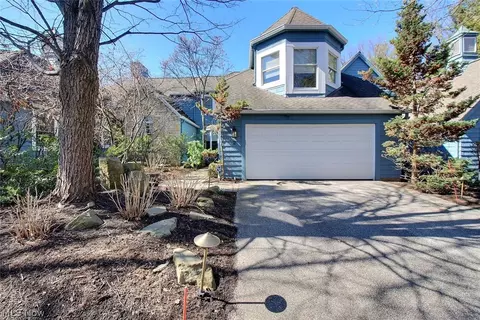 2 Haskell Dr, Bratenahl, OH 44108