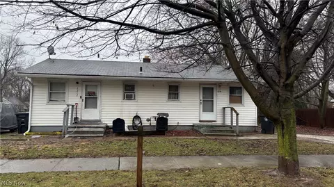 1212 Derbydale Rd, Akron, OH 44306