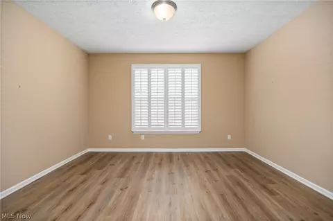 Living - 605 Cedar Crest Dr, Elyria, OH 44035 photo 2 of 8